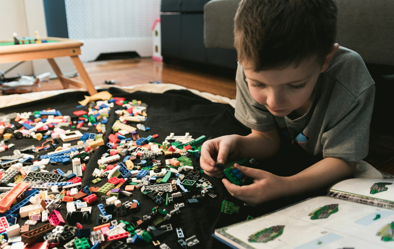 Niños, autismo. Foto: Unsplash.