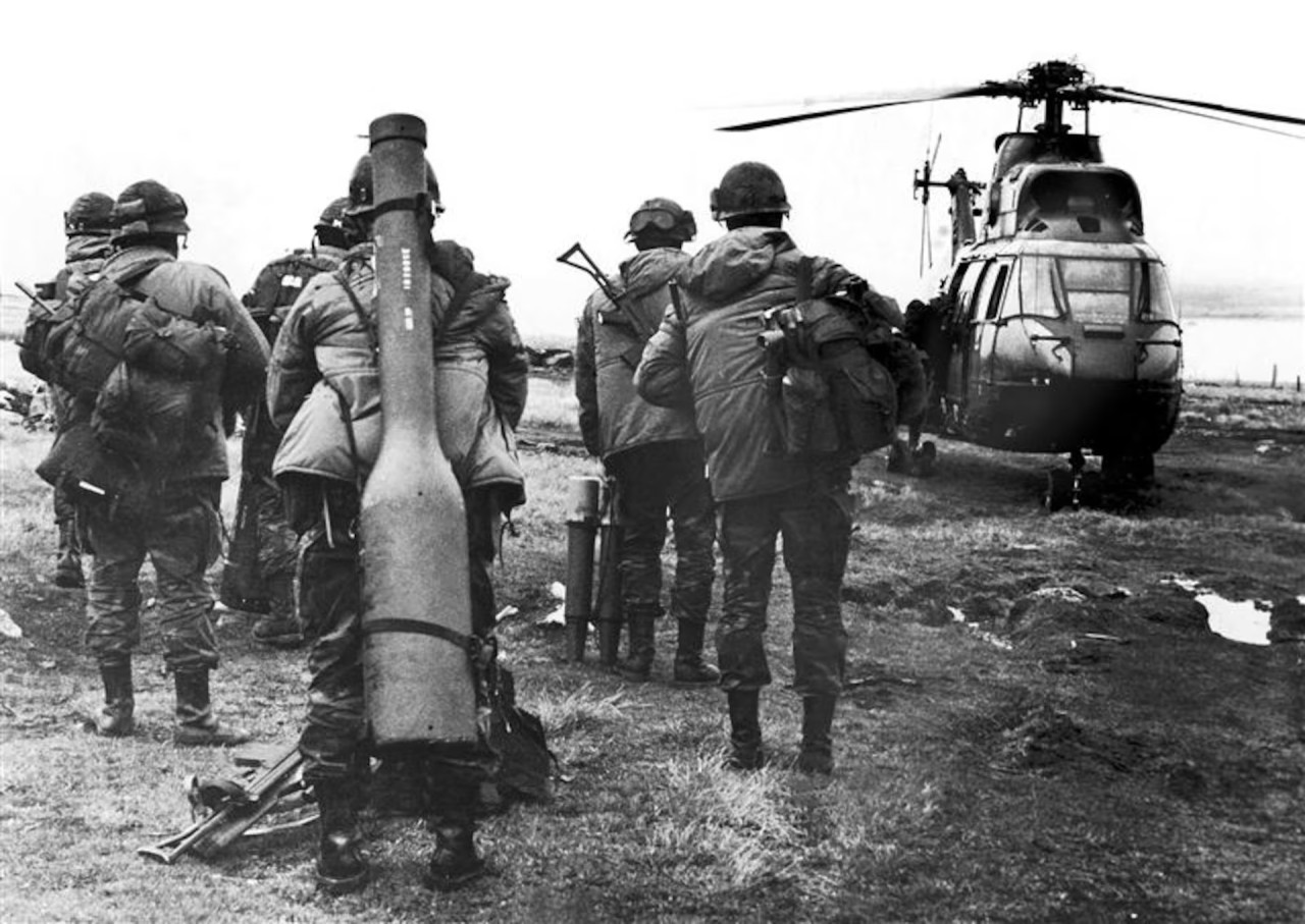 Militares argentinos se preparan para abordar un helicóptero en el Estrecho de San Carlos. Foto:  REUTERS/Eduardo Farre