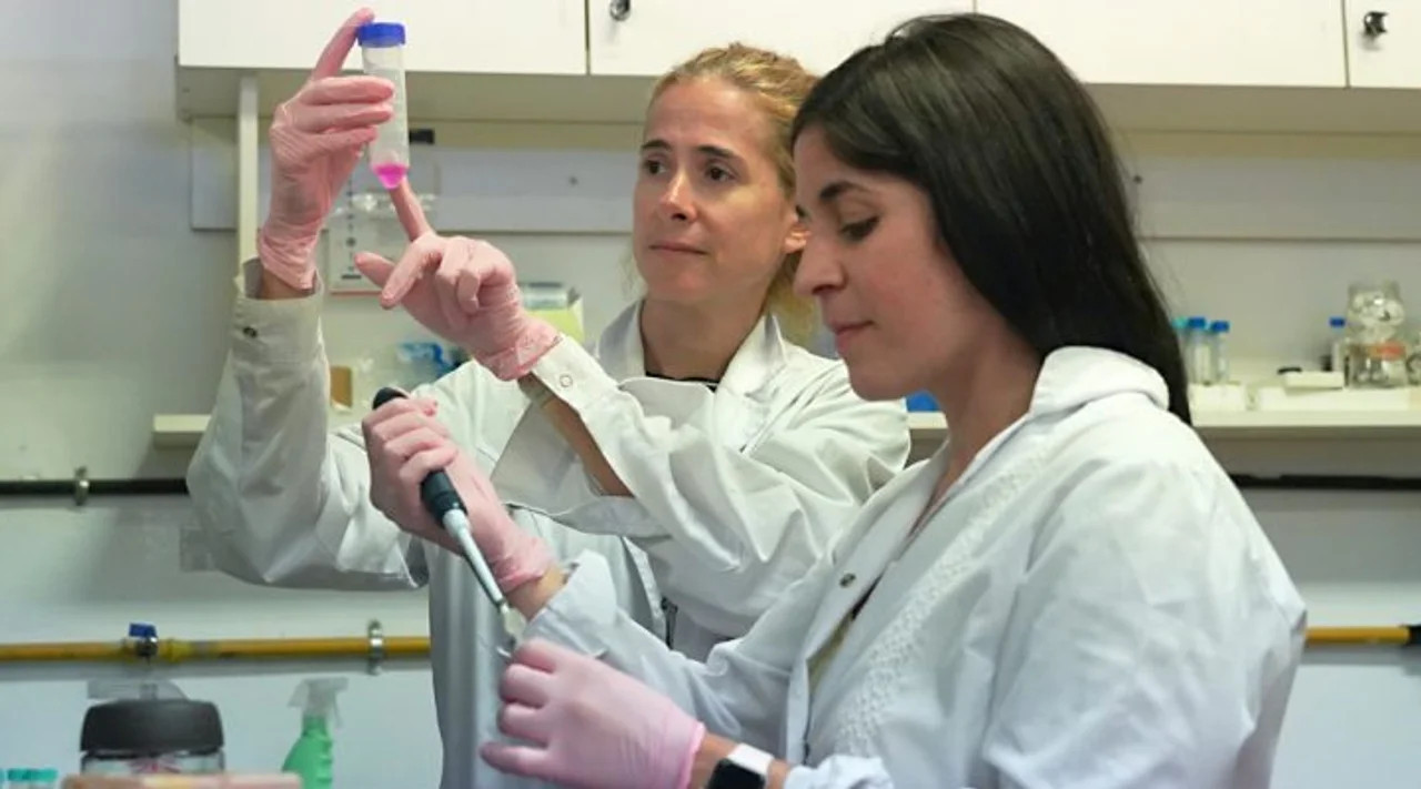 Las investigadoras del CONICET Geraldine Gueron y Ayelén Toro. Foto: CONICET