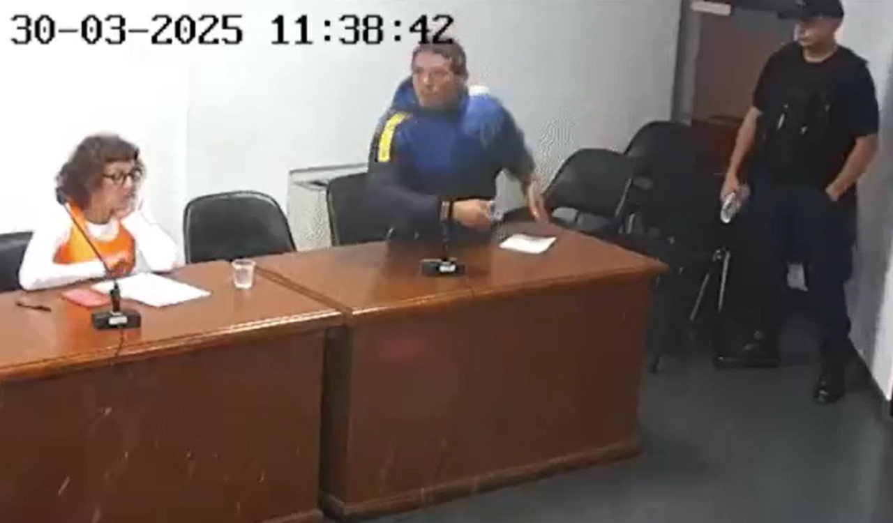 El preso que agredió a un juez en los Tribunales de Cipolletti y le fracturó un dedo. Foto: Captura de video.