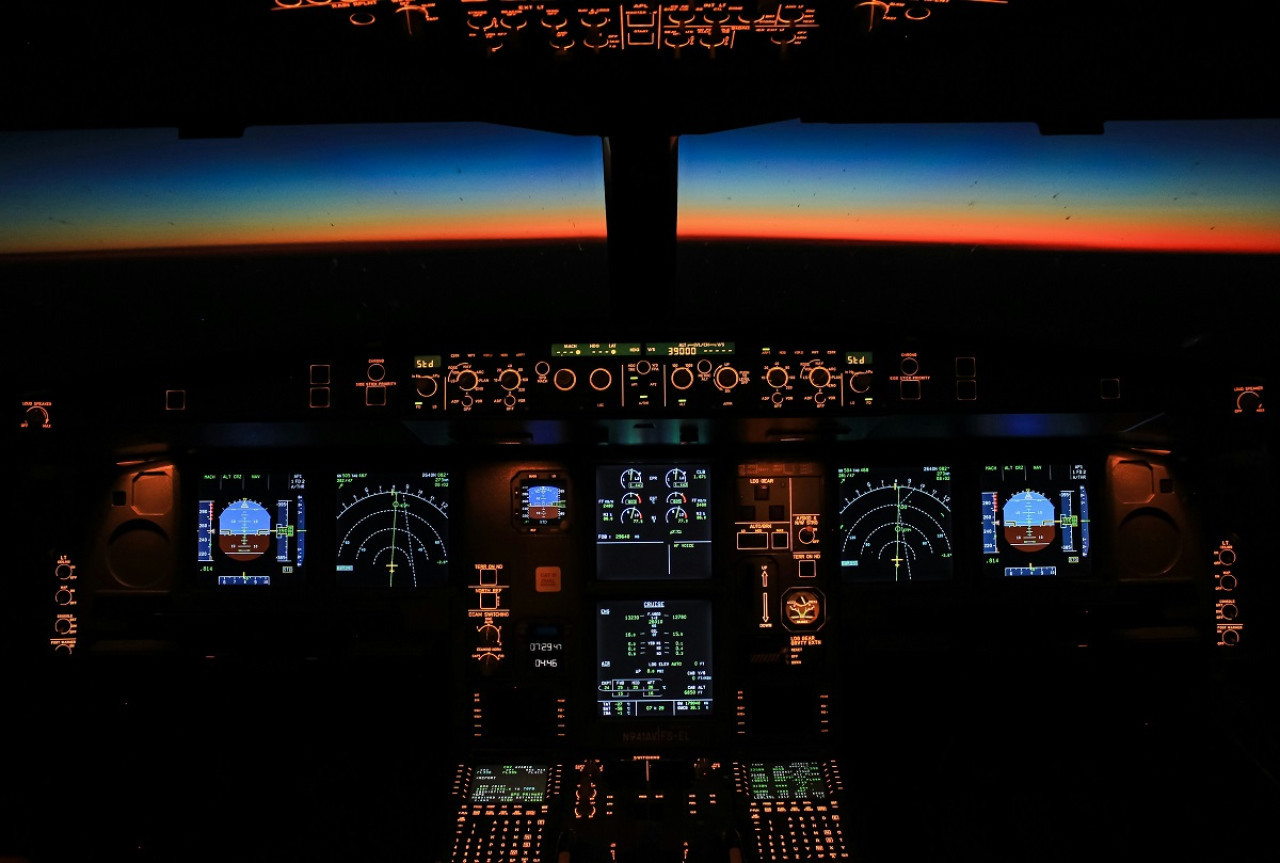 Cabina de un avión. Foto: Unsplash.