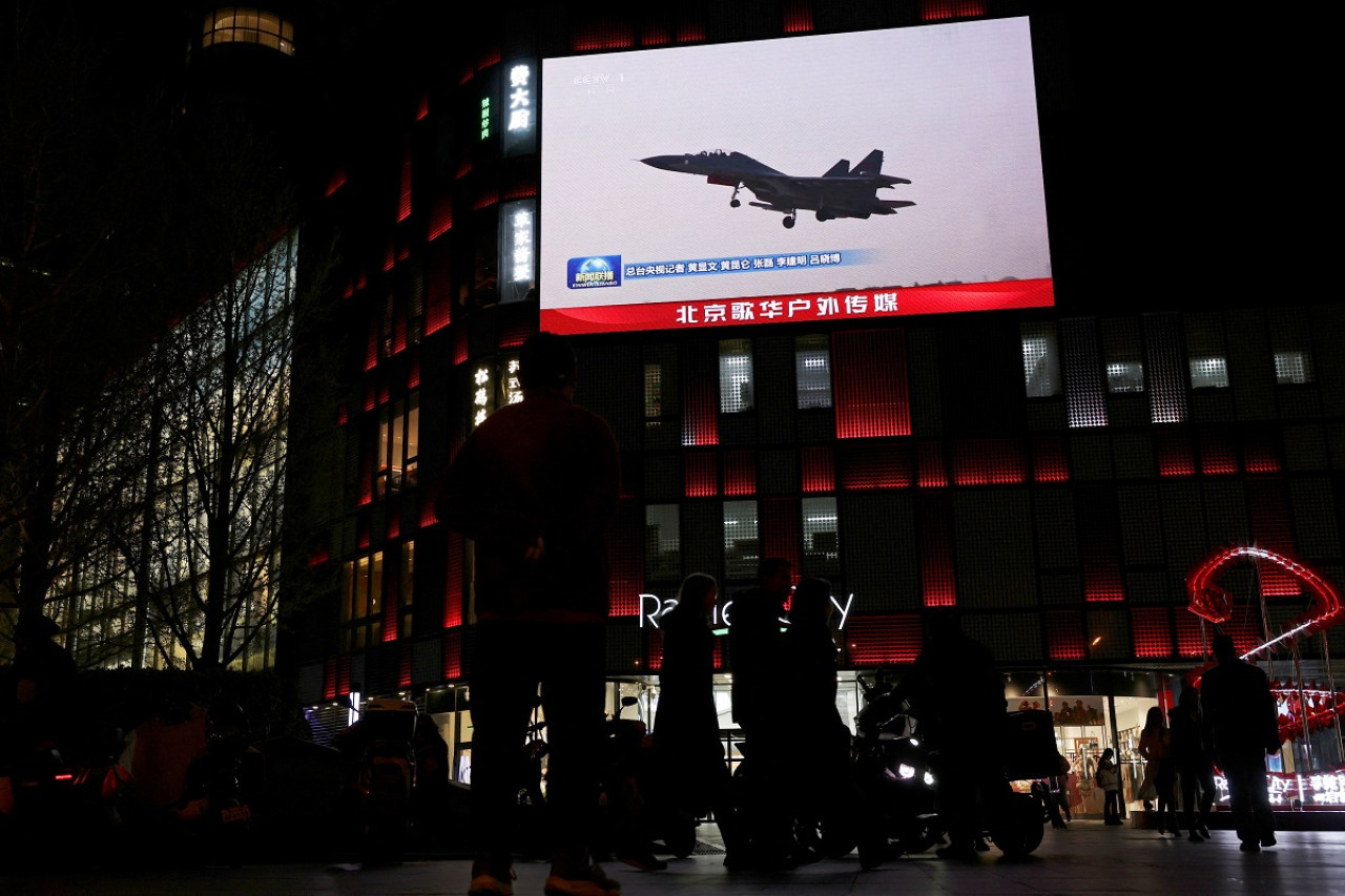 Aeronave de China realizando maniobras militares sobre Taiwán. Foto: Reuters (Florence Lo)