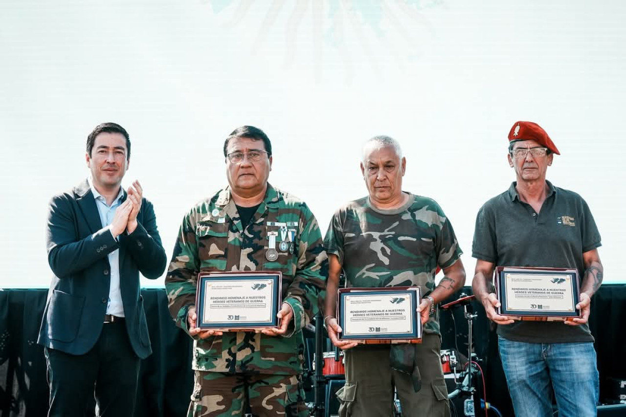Malvinas Argentina rindió homenaje a los héroes de la gesta de Malvinas en su 43° aniversario