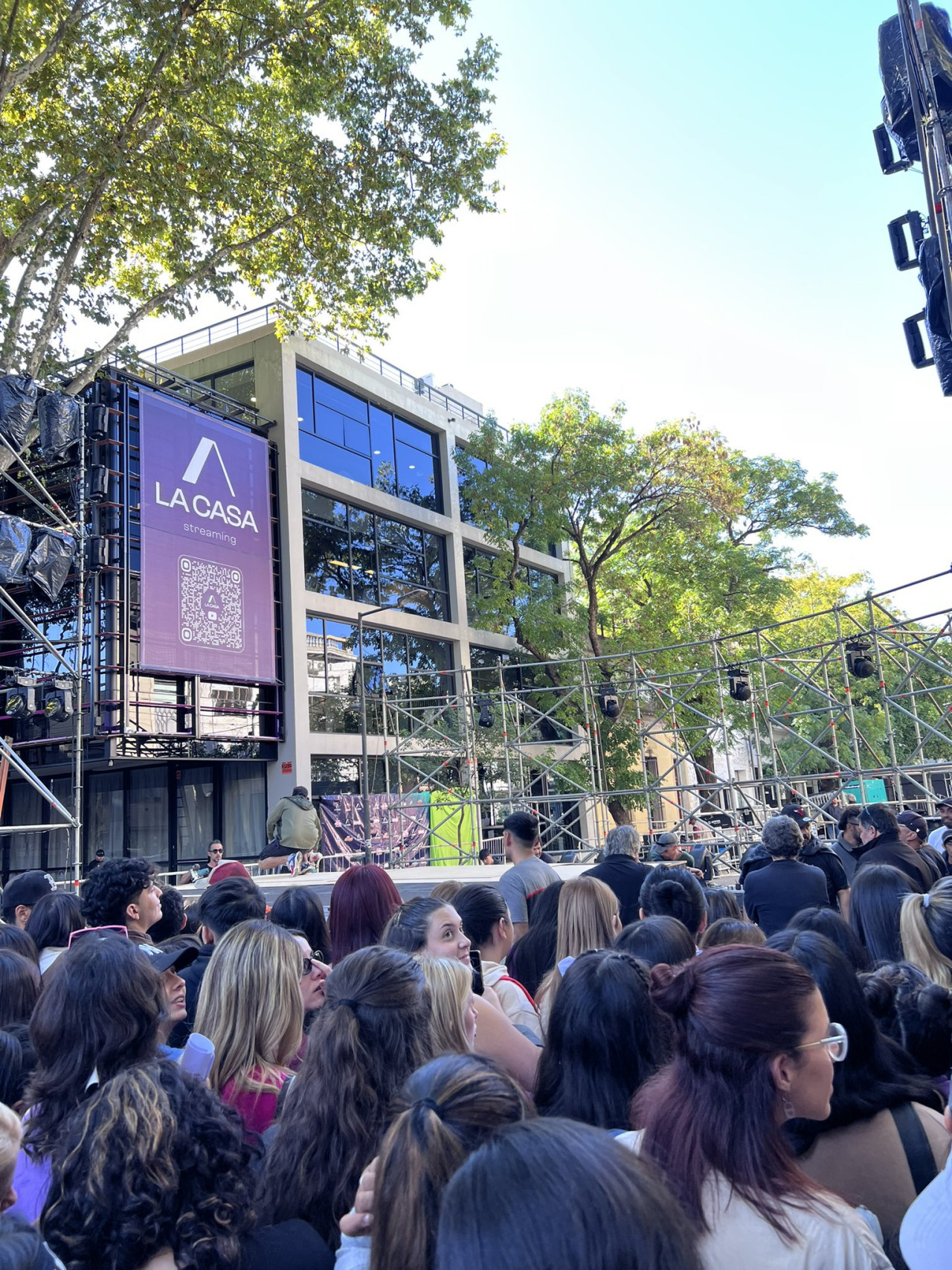 Acampe de fans de Tini Stoessel. Foto: X / @NipeLatino.