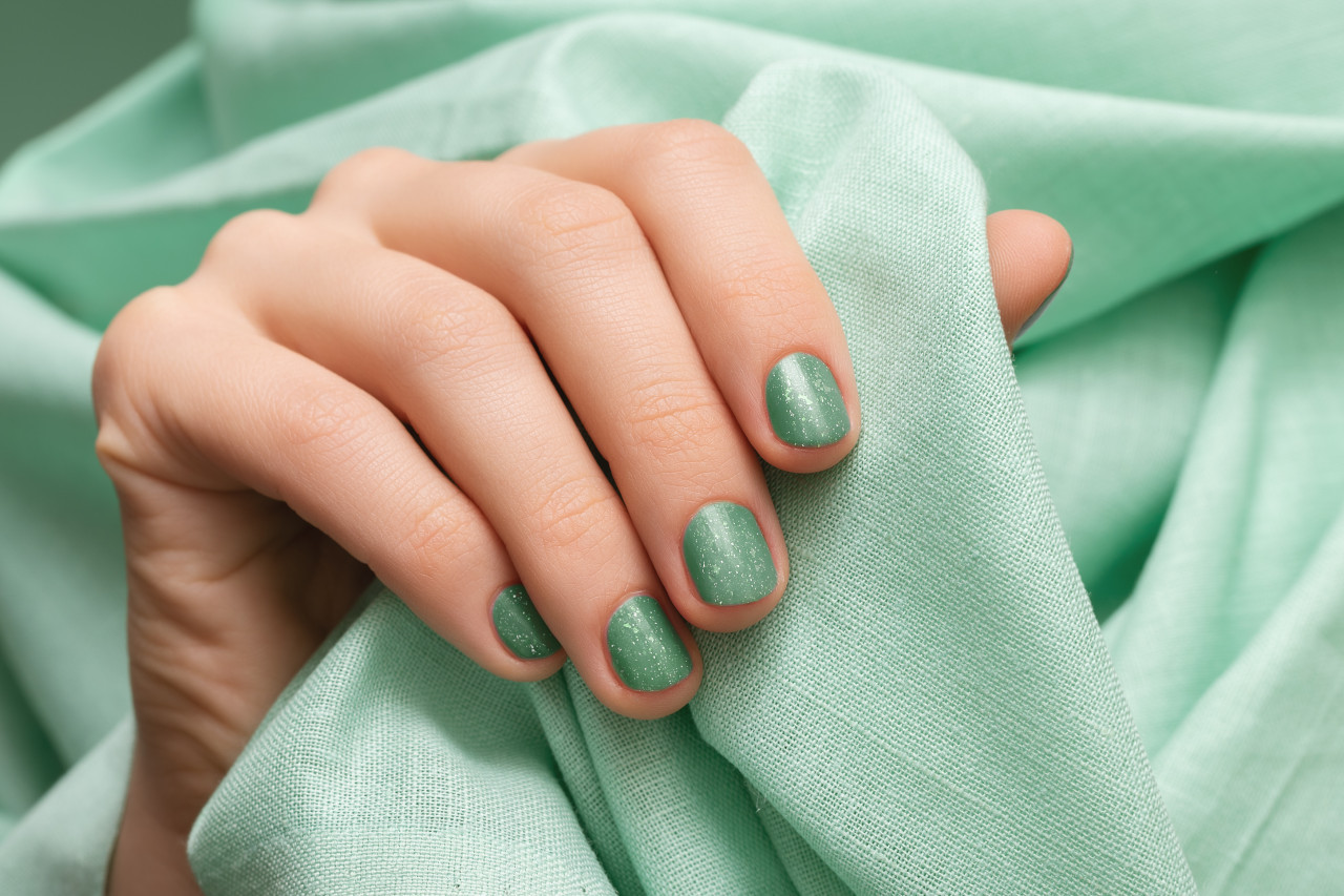 Uñas, esmalte, manicura. Foto: Freepik.