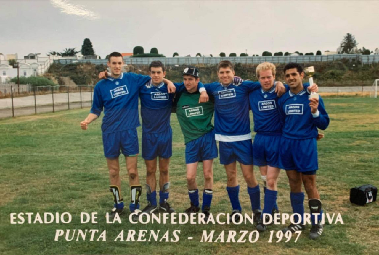 Martyn Gilson-Clarke (segundo desde la izquierda), en una gira por Chile con su equipo malvinense. Foto: NA/Liga de la Islas Malvinas