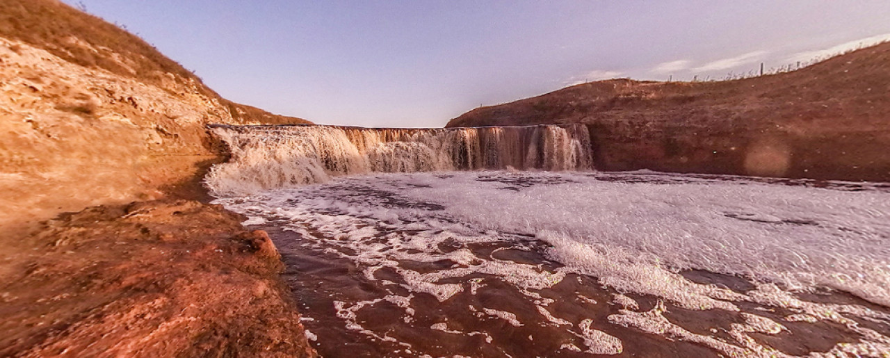 Una cascada impresionante en Buenos Aires. Foto: Turismo Coronel Dorrego.