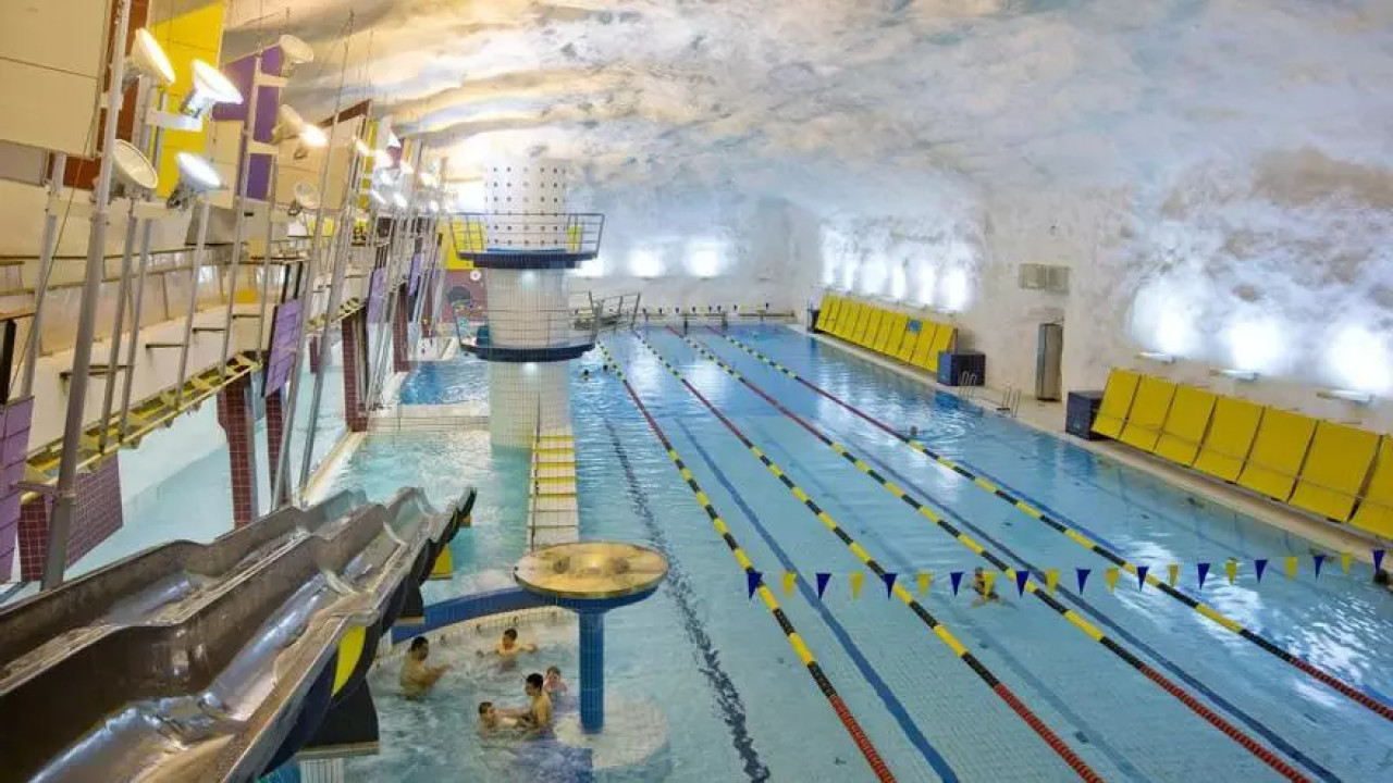 Pileta en un búnker subterráneo de Finlandia. Foto: City of Helsinki