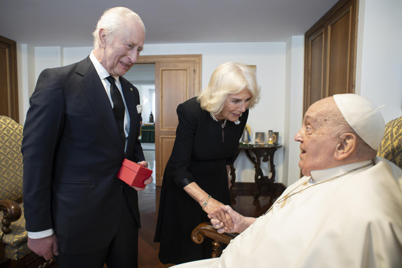 El papa Francisco recibe a los reyes Carlos y Camila en el 20 aniversario de su boda. EFE/ Vatican Media