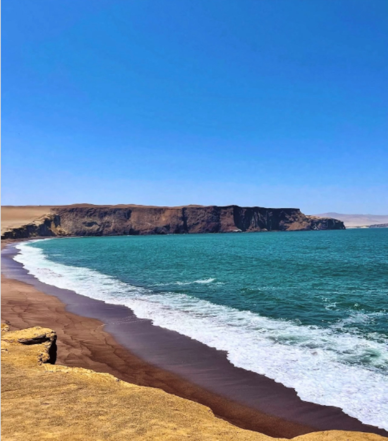 La Playa Roja, en la Reserva Nacional de Paracas. Foto: Instagram / descubriendoperuoficial.