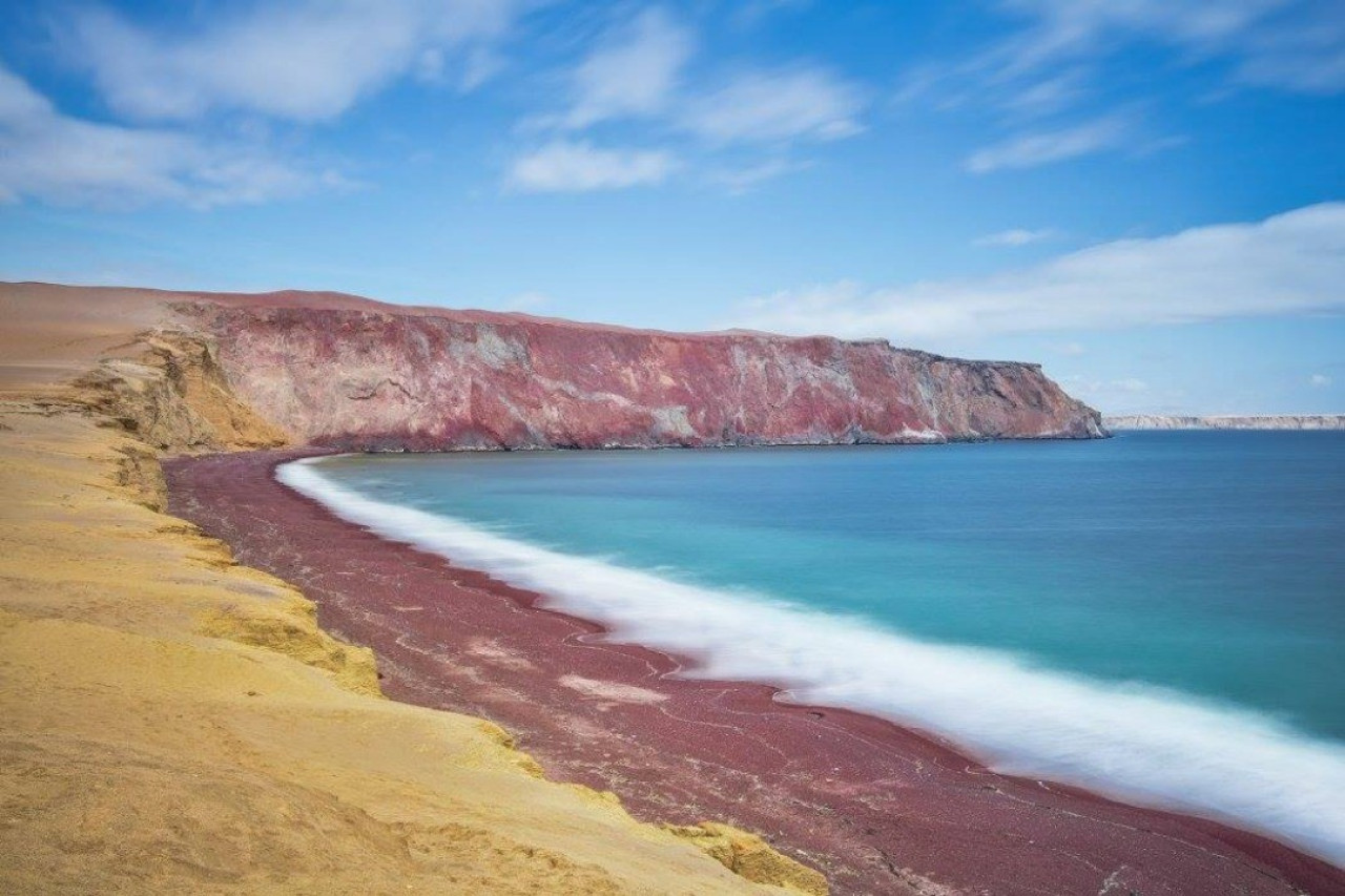 La Playa Roja, en la Reserva Nacional de Paracas. Foto: Facebook / Viajafoteando