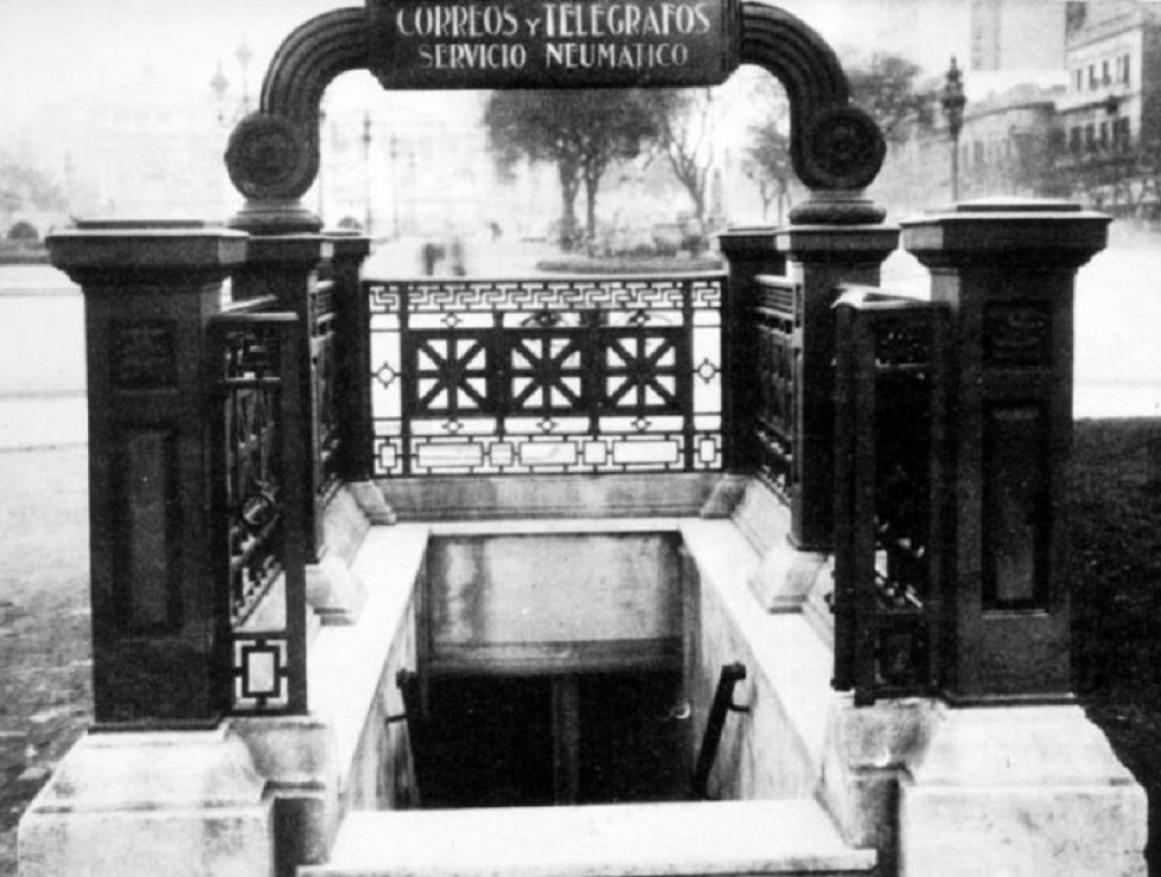 Antigua imagen de la entrada que muchos confunden con la de un subte