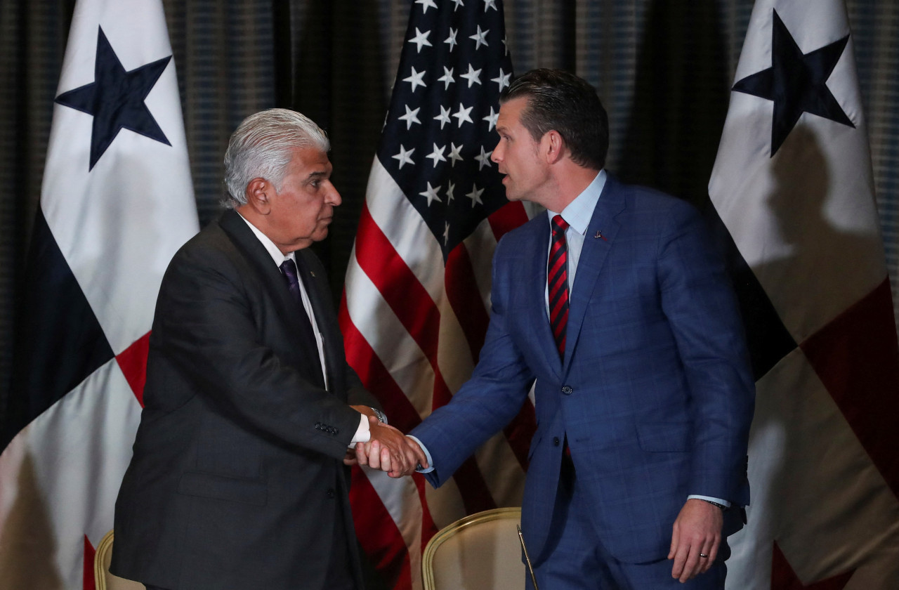 Pete Hegseth y José Raúl Mulino. Foto: REUTERS/Aris Martinez.