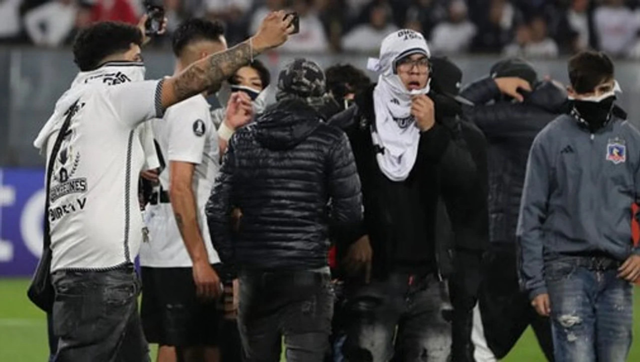 Los hinchas de Colo Colo invadieron el terreno. Foto: Fotografía emol.com