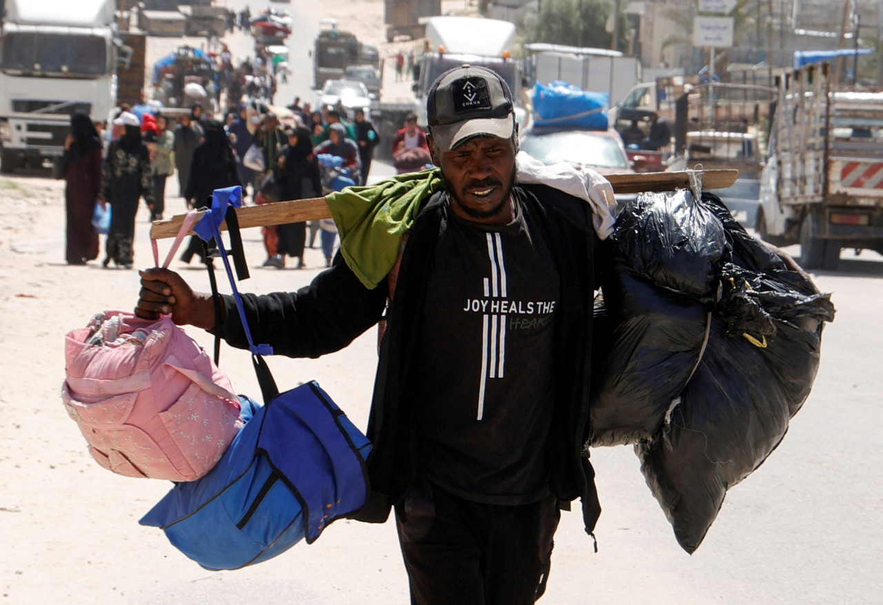 Desplazados de Rafah, en la Franja de Gaza. Foto: REUTERS/Hatem Khaled.