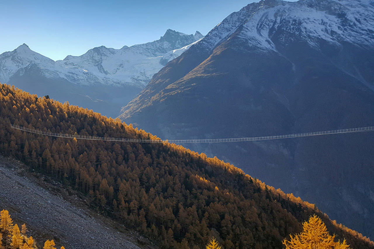 Puente Charles Kuonen, en Suiza. Foto X @_errante_