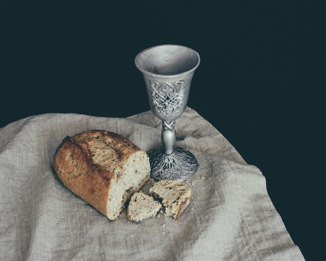 Vino y pan. Foto Unsplash