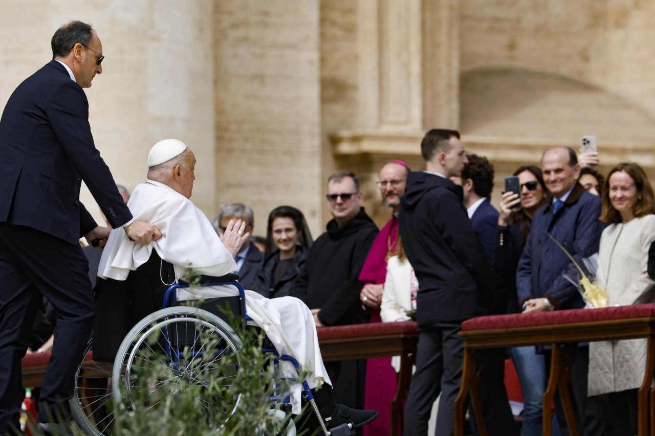 El papa Francisco saluda a los fieles al final de la misa del Domingo de Ramos en la Plaza de San Pedro del Vaticano, el 13 de abril de 2025. (Papa) EFE/EPA/FABIO FRUSTACI