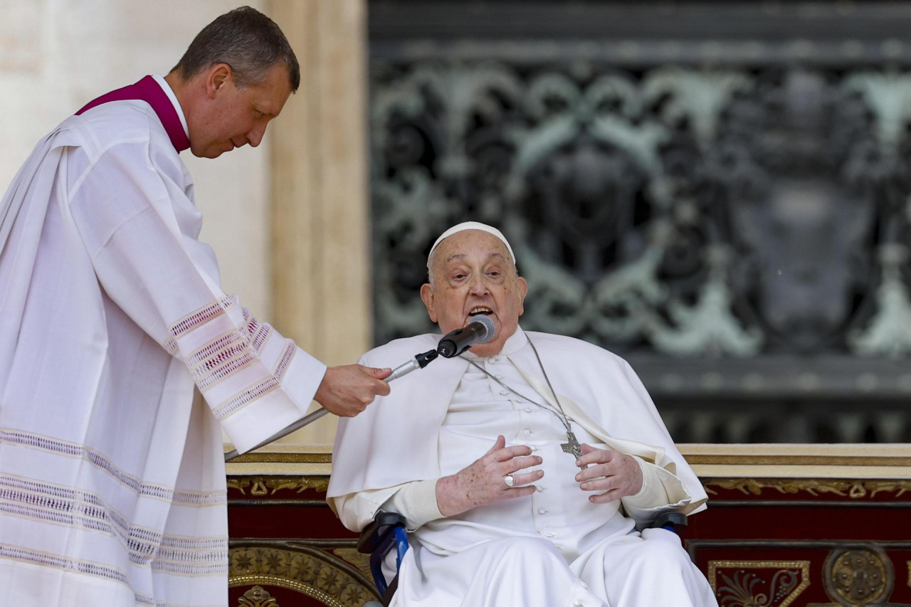 El papa Francisco saluda a los fieles al final de la misa del Domingo de Ramos en la Plaza de San Pedro del Vaticano, el 13 de abril de 2025. (Papa) EFE/EPA/FABIO FRUSTACI