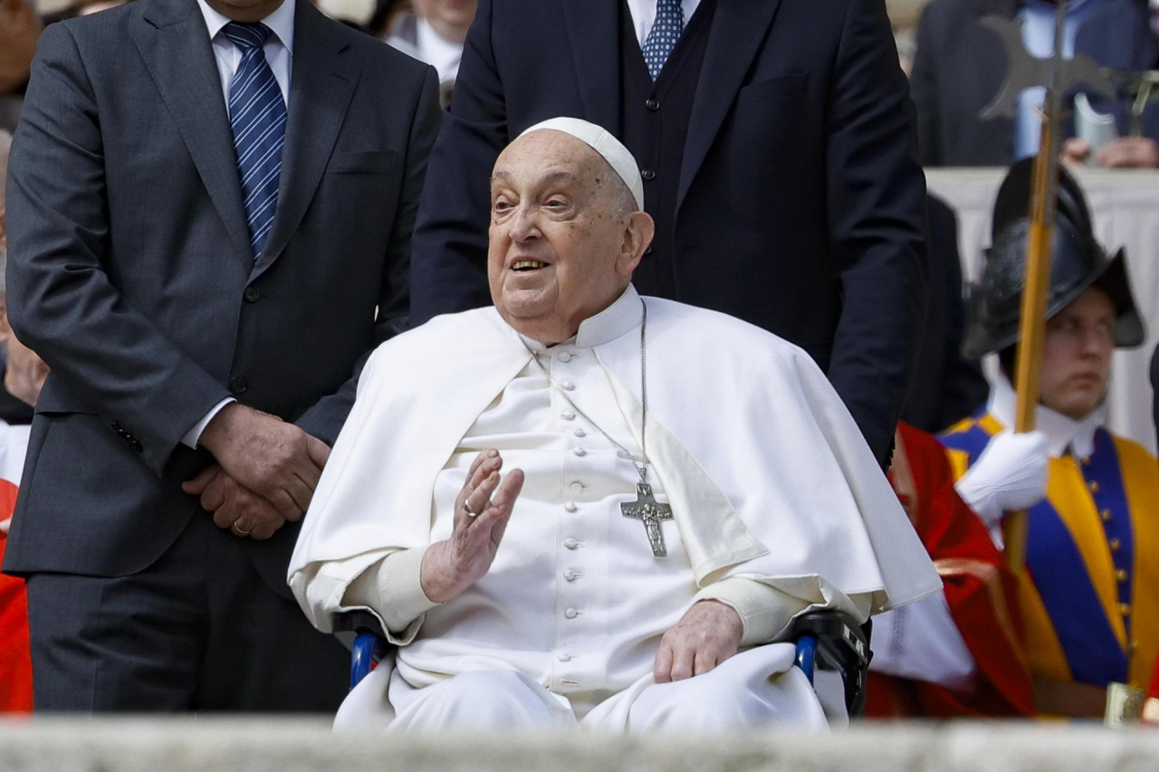 El papa Francisco saluda a los fieles al final de la misa del Domingo de Ramos en la Plaza de San Pedro del Vaticano, el 13 de abril de 2025. (Papa) EFE/EPA/FABIO FRUSTACI