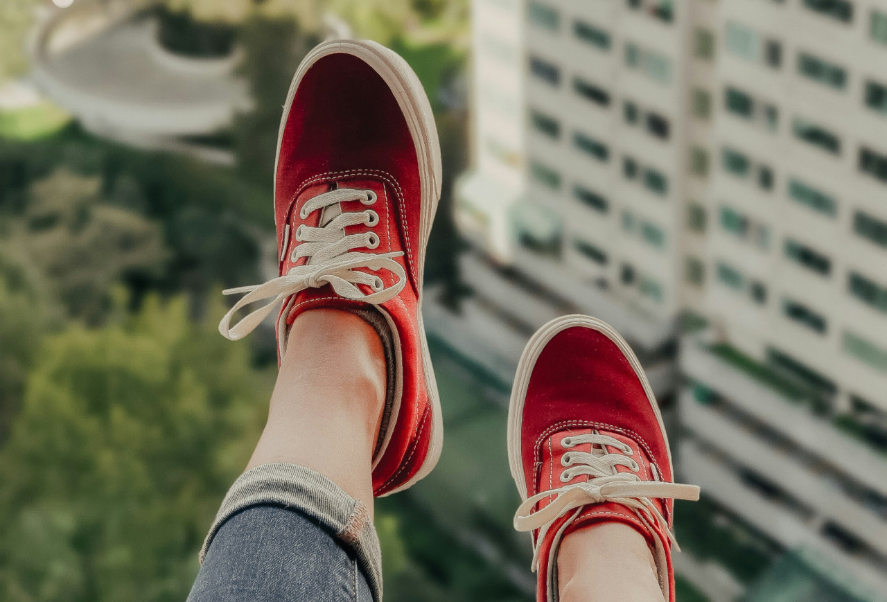 Zapatillas rojas. Foto: Unsplash.