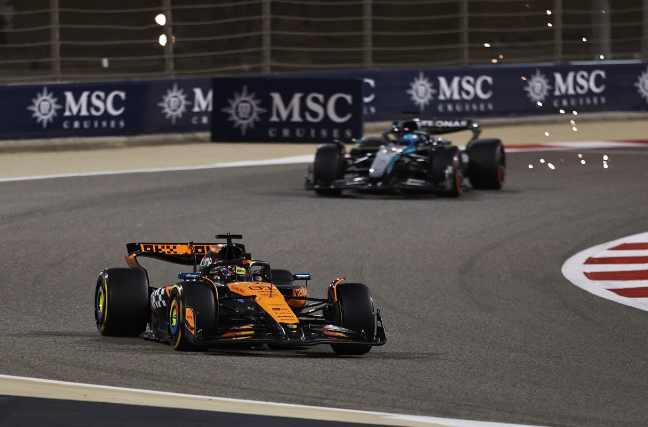 Oscar Piastri seguido de cerca por George Russell. Foto: Reuters (Hamad I Mohammed)