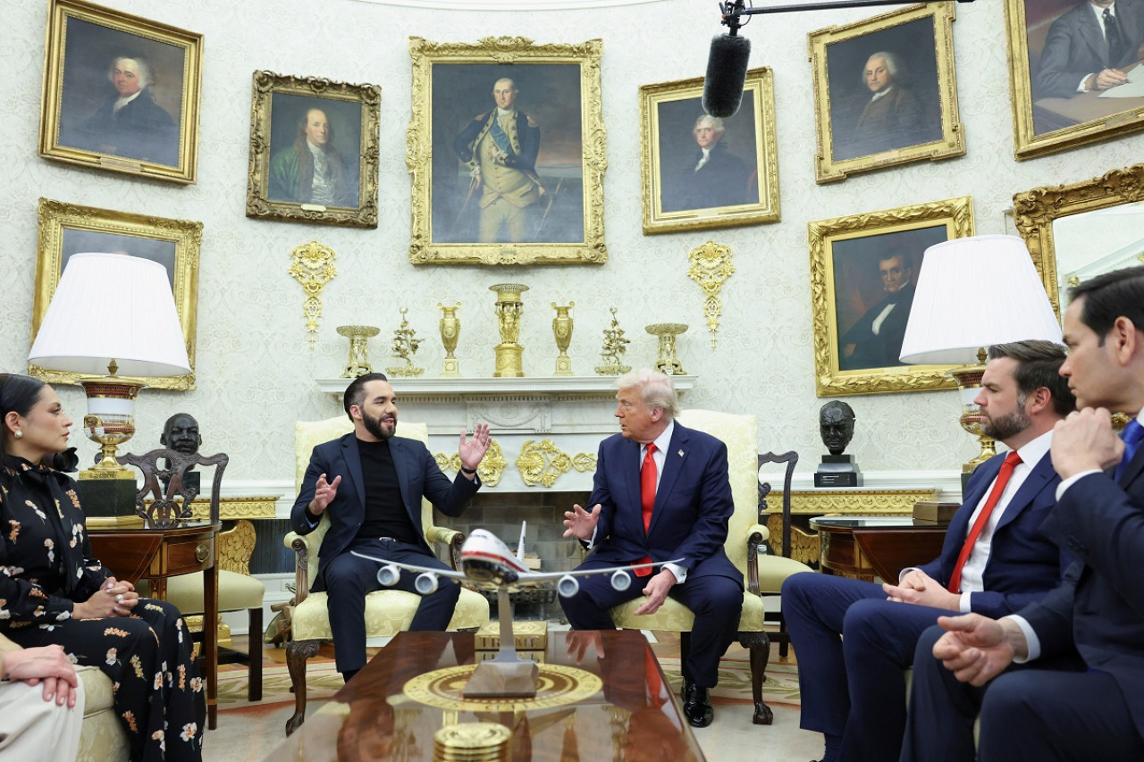 Reunión entre Donald Trump y Nayib Bukele en la Casa Blanca. Foto: Reuters (Kevin Lamarque)