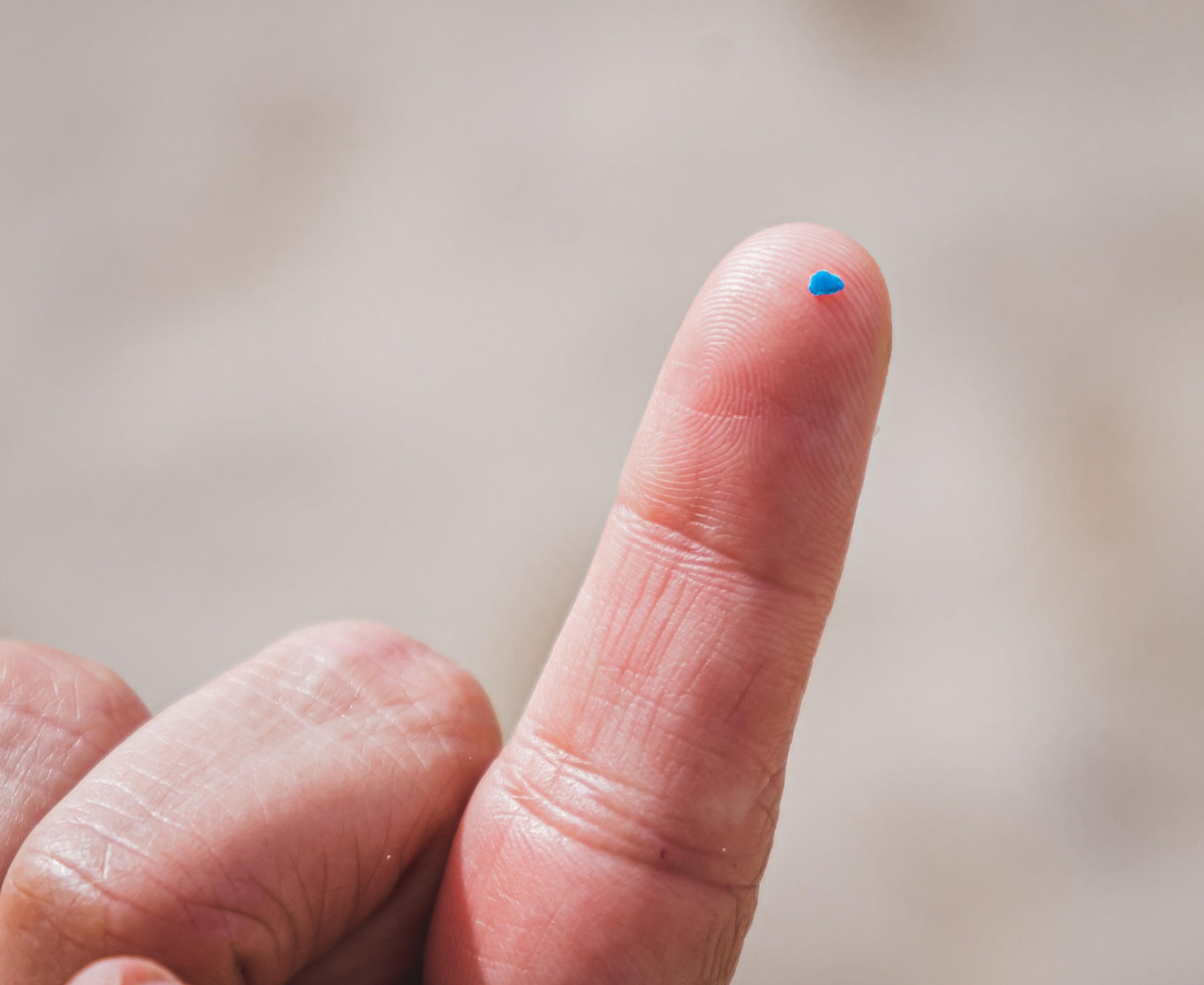 Una persona muestra un trozo de microplástico. EFE/ Cote Villegas