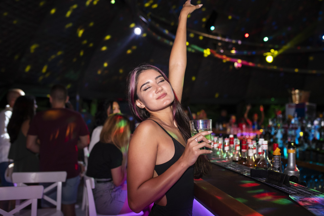 Salir de fiesta de noche. Foto Freepik