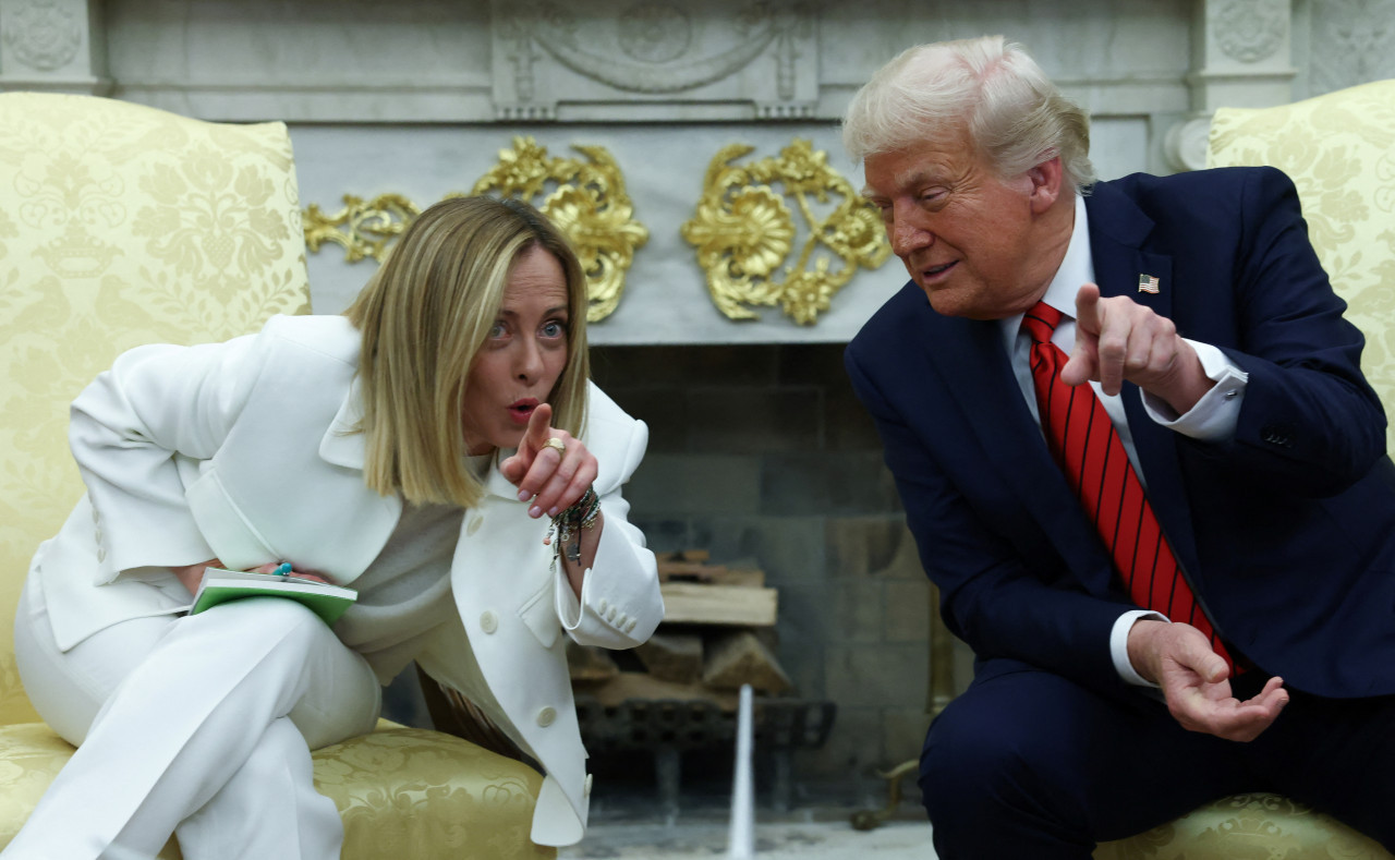 Giorgia Meloni y Donald Trump. Foto: REUTERS/Evelyn Hockstein.