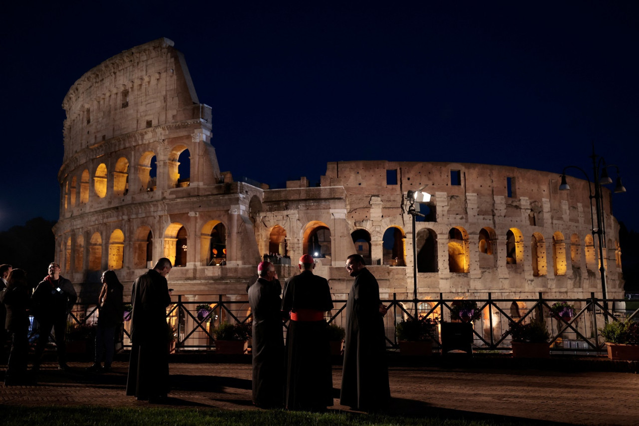 Vía Crucis en Roma. Foto: Reuters/Remo Casilli