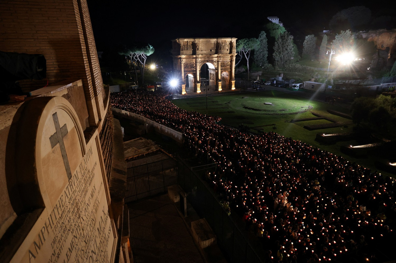 Vía Crucis en Roma. Foto: Reuters/Claudia Greco