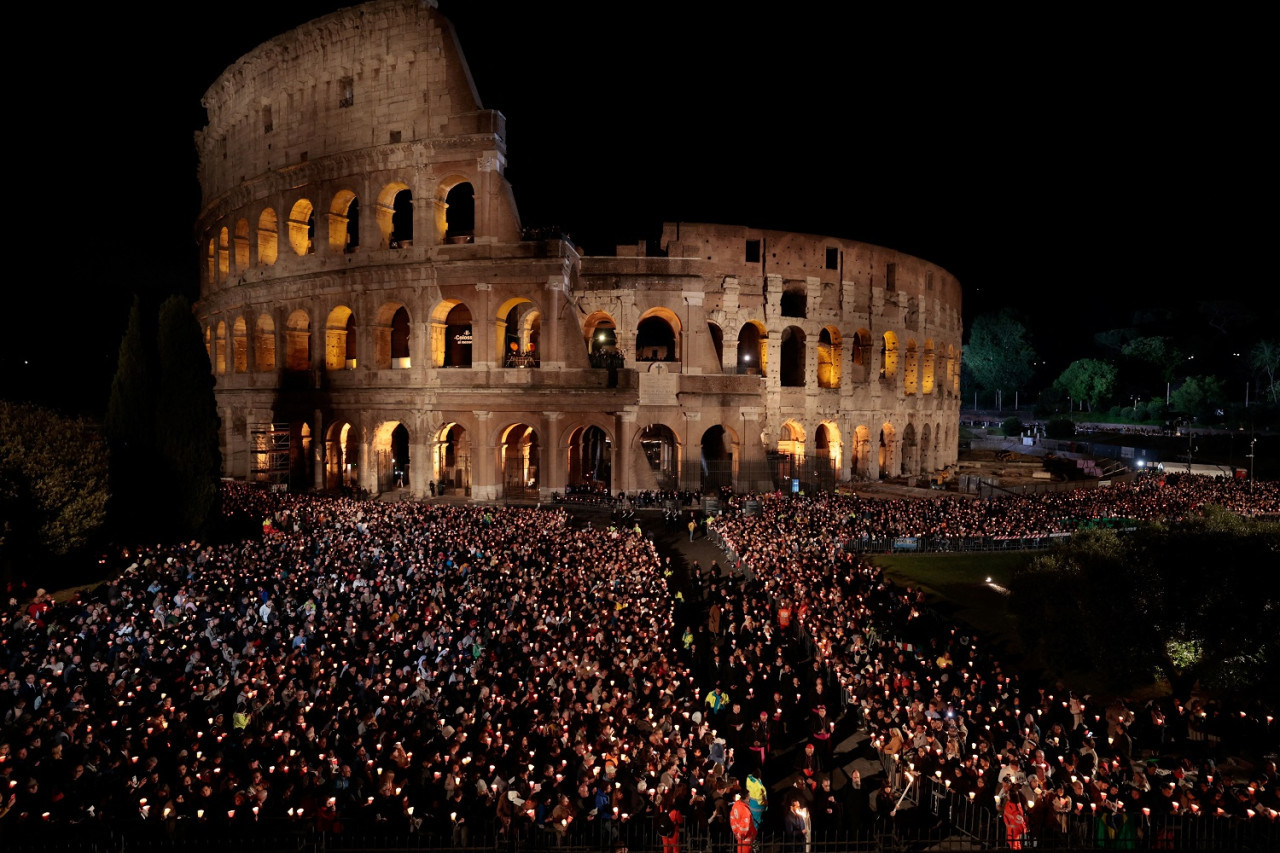 Vía Crucis en Roma. Foto: Reuters/Remo Casilli