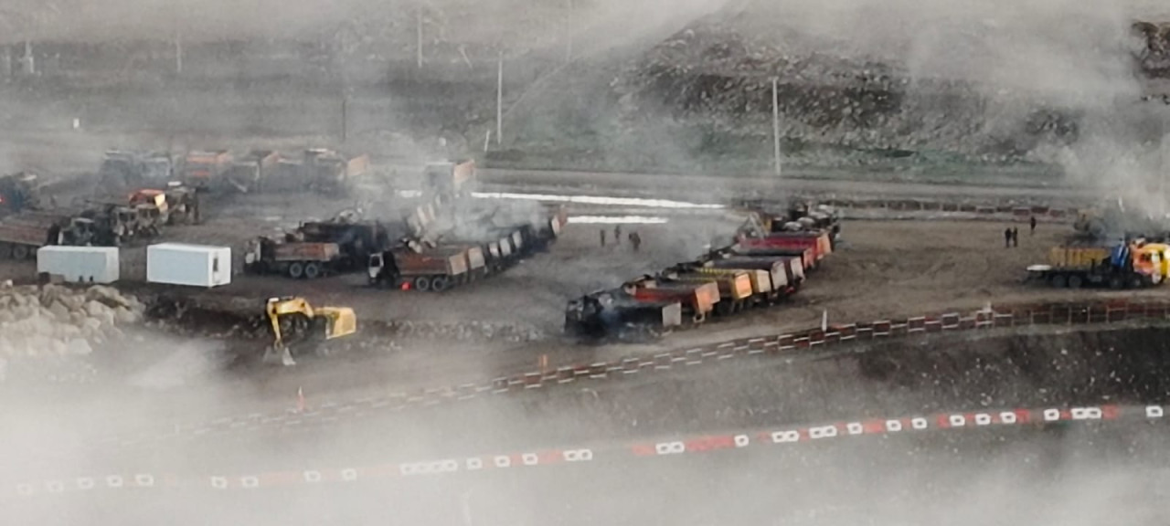 Encapuchados quemaron medio centenar de camiones en una hidroeléctrica en la Araucanía chilena. Foto: X / @aprachile.