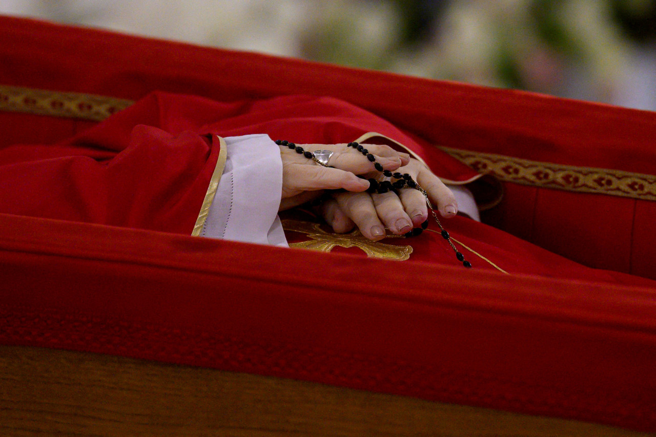 El féretro del papa Francisco en la residencia de Santa Marta. Foto: Reuters.
