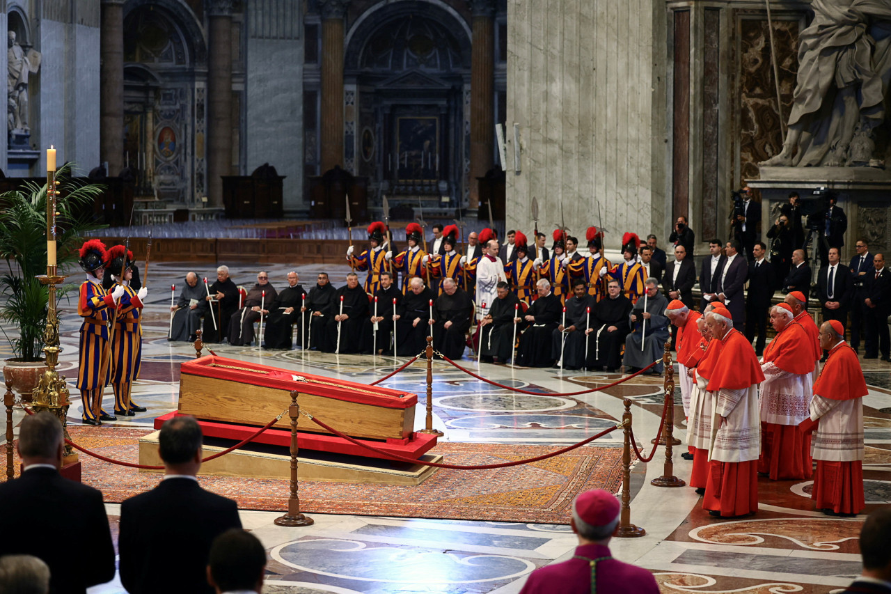 Traslado del cuerpo del papa Francisco a la basílica de San Pedro. Foto: REUTERS/Yara Nardi.
