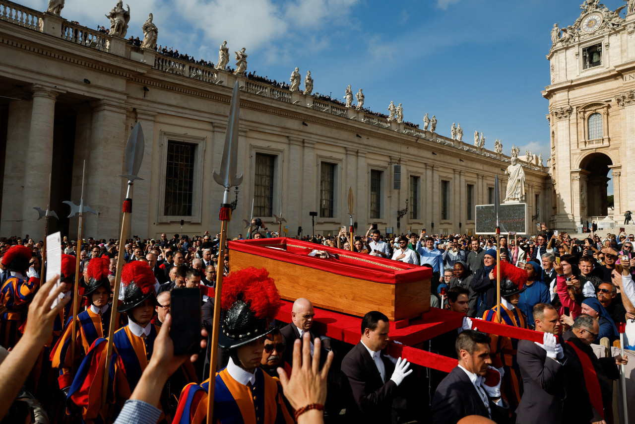 Traslado del cuerpo del papa Francisco a la Basílica de San Pedro. Foto: REUTERS/Susana Vera.