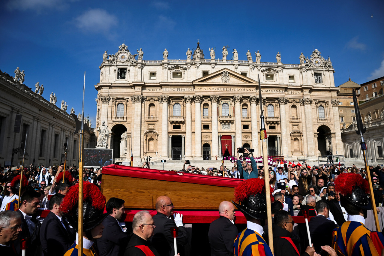 Traslado del cuerpo del papa Francisco a la Basílica de San Pedro. Foto: REUTERS/Dylan Martinez