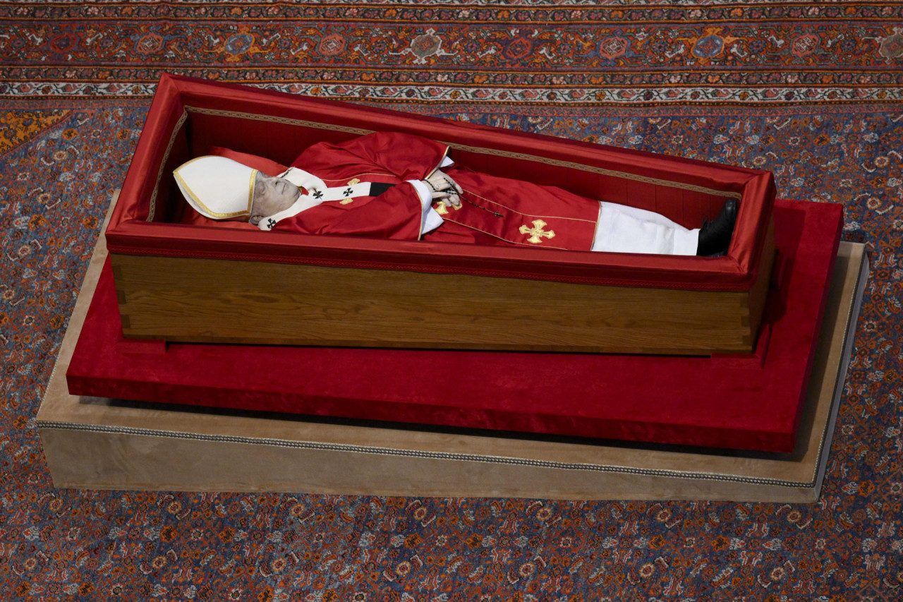 El féretro abierto del papa Francisco, en la basílica de San Pedro. Foto: EFE/Simone Risoluti.