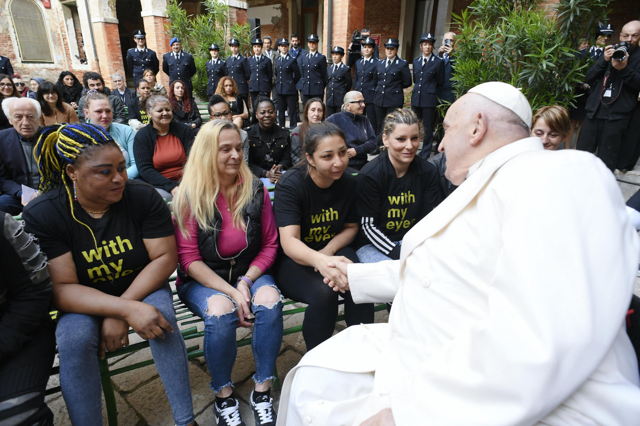 El papa Francisco junto a jóvenes presas en una cárcel de Venecia. Foto: Reuters.