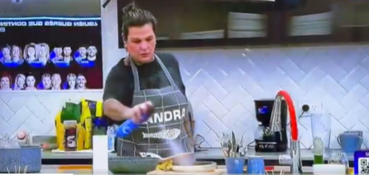 Momento en el que Sandra tira insecticida en la cocina. Foto: captura Telefe.