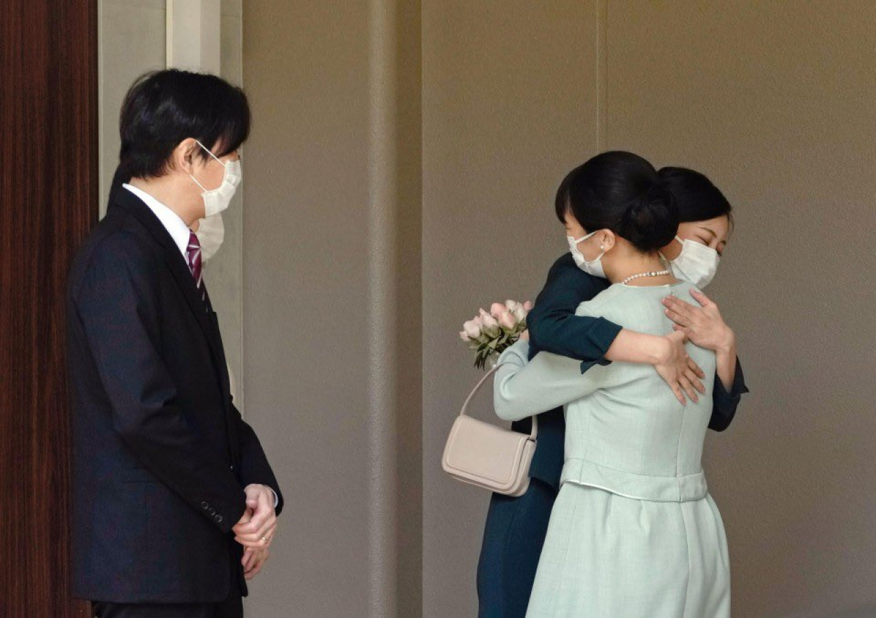 La princesa Kako abraza a su hermana la princesa Mako justo antes de su partida para su matrimonio con Kei Komuro. Foto: X / @rwthofficial.