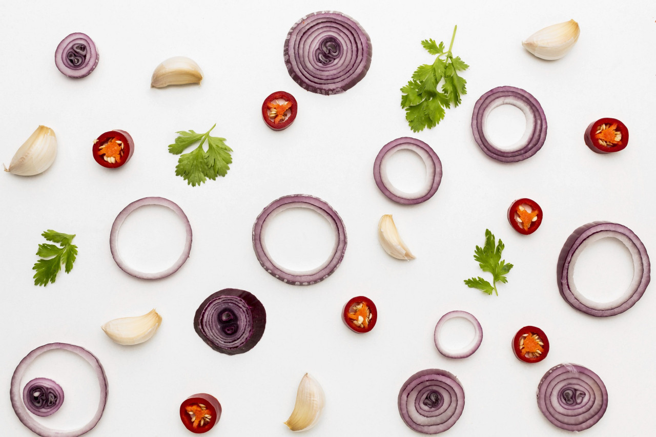 Sofrito ajo cebolla morrón comida verdura vegetales. Foto Unsplash