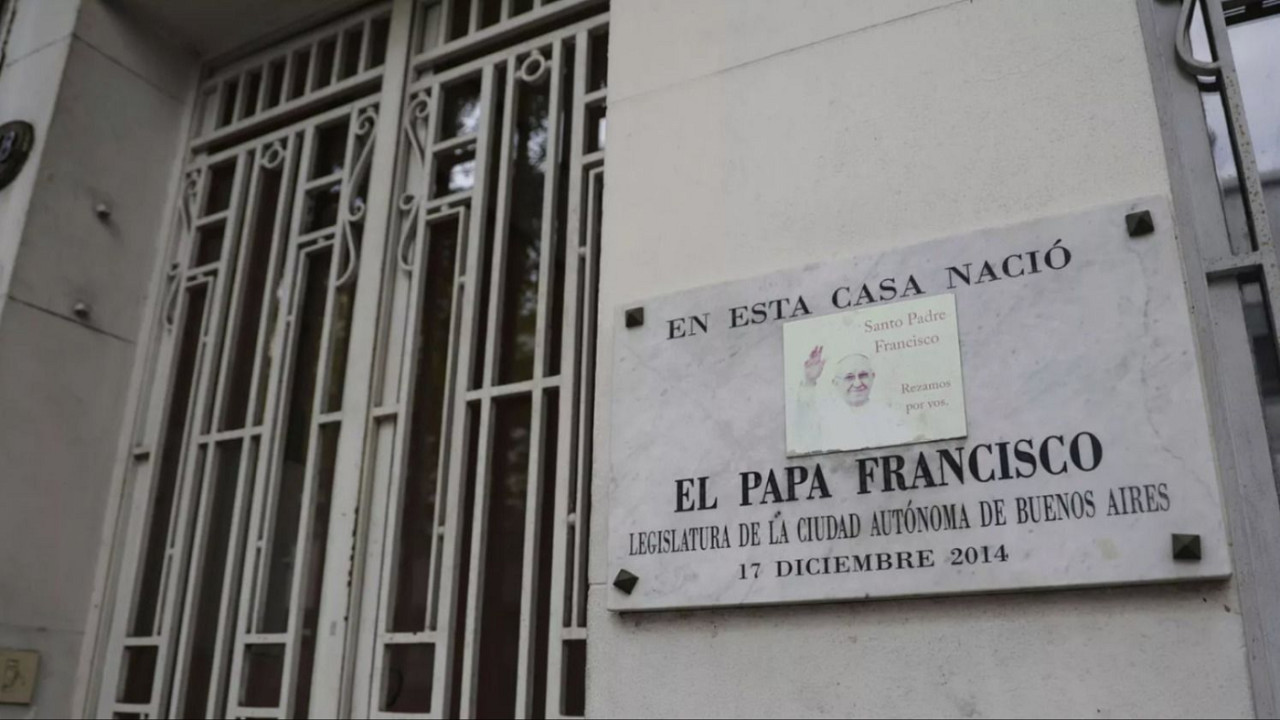 La placa que puso la Legislatura en honor al papa Francisco. Foto: El Destape.