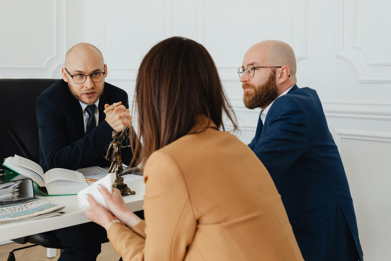 Negocios, trato, negociaciones, discusiones, trabajo. Foto: Pexels.