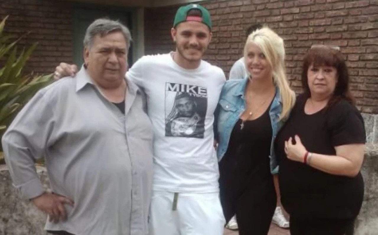 Wanda junto a Mauro Icardi y los padres del futbolista. Foto: redes sociales.