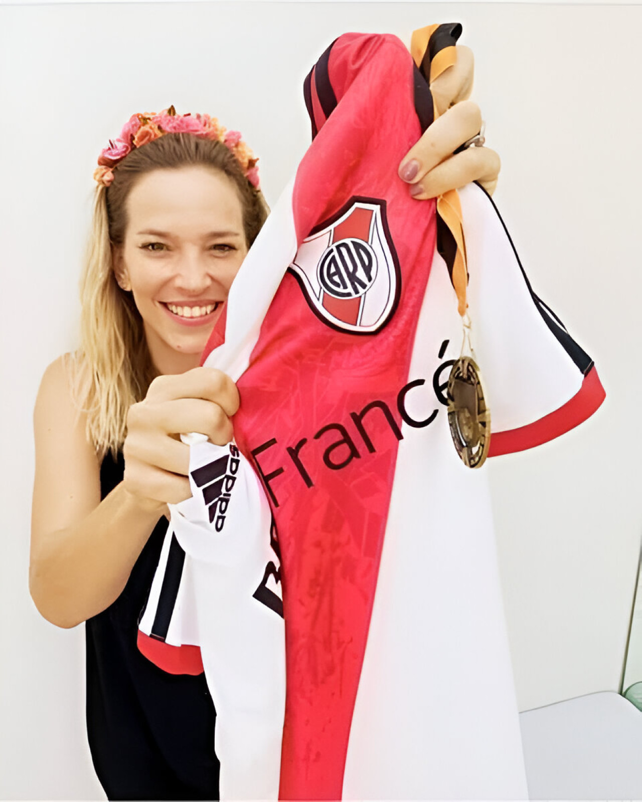 Luisana Lopilato con la camiseta de River Plate. Foto: Facebook / Sólo River.