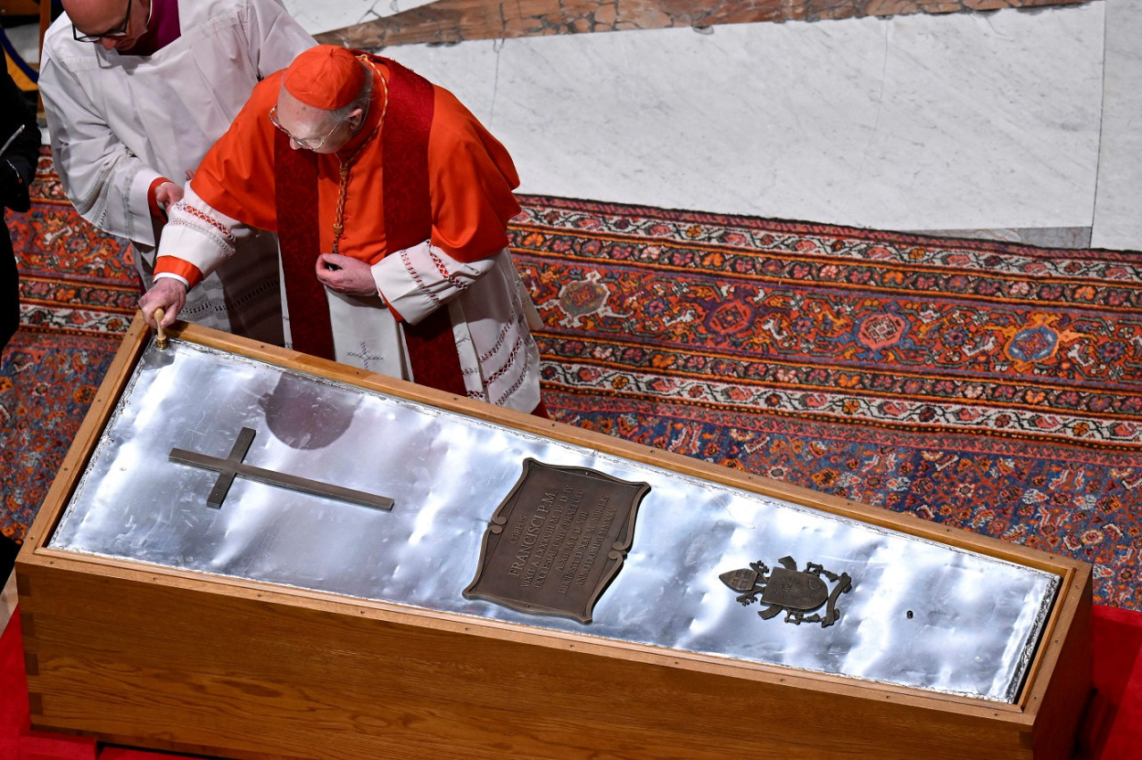 Se realizó el sellado del féretro del papa Francisco. Foto: Reuters/Prensa Vaticano/Simone Risoluti