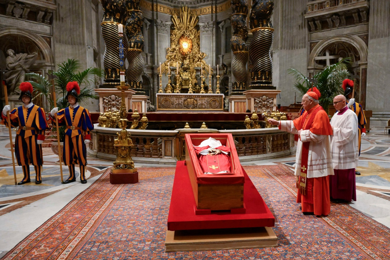 Se realizó el sellado del féretro del papa Francisco. Foto: Reuters/Prensa Vaticano/Francesco Sforza