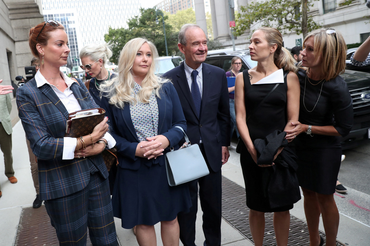 Virginia Giuffre junto a Annie Farmer, dos denunciantes de Jeffrey Epstein.  REUTERS/Shannon Stapleton